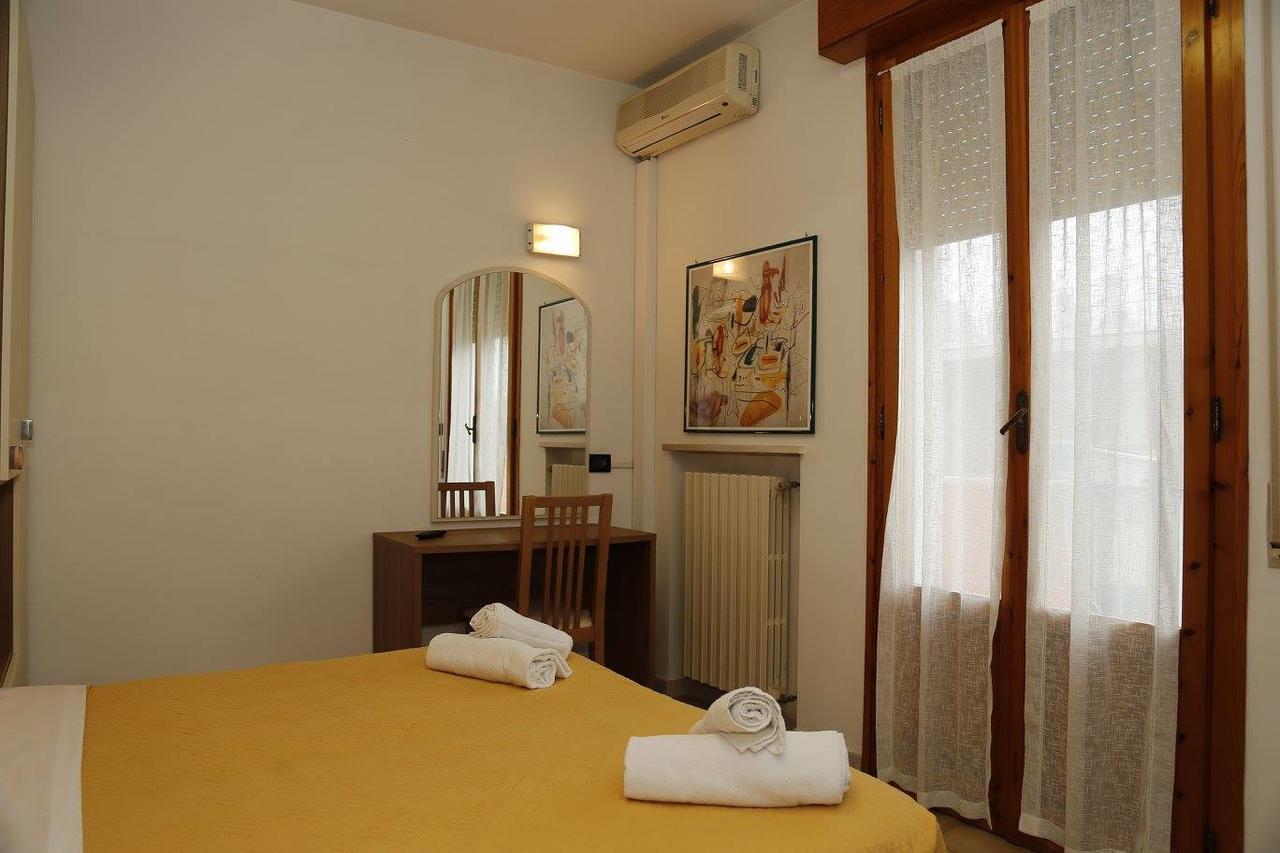 Hotel Villa Dina Rimini Exterior foto